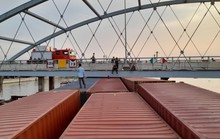 Cận cảnh sà lan chở 27 container kẹt dưới gầm cầu Mang Thít