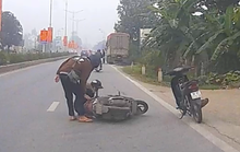 Đuổi theo tên cướp điện thoại, cô gái trẻ đi xe máy ngã ra đường bị thương