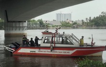 Đạp xe lên giữa cầu, người đàn ông rơi sông Sài Gòn mất tích