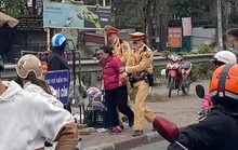 Mượn điện thoại của nam thanh niên gọi cho người thân, người phụ nữ bất ngờ bỏ chạy
