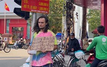 Đà Nẵng: Một du khách nước ngoài cầm bảng xin tiền giữa phố