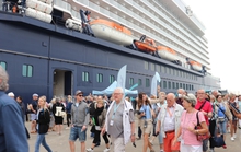 Gần 2.000 du khách châu Âu theo tàu biển cao cấp đến Hạ Long