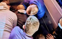 Mỹ: Mở cửa thoát hiểm, đâm tiếp viên hàng không bằng muỗng gãy