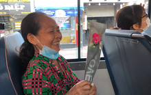 Clip dễ thương: Chị bán hàng, cô công nhân bất ngờ nhận quà trên xe buýt