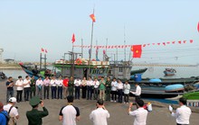 Trao 2.000 lá cờ Tổ quốc cùng túi thuốc y tế cho ngư dân tỉnh Thừa Thiên - Huế