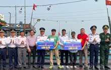 Tặng 2.000 lá cờ Tổ quốc cho ngư dân Thừa Thiên - Huế