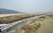 CLIP: Nước thải hôi nồng nặc vẫn đổ ra bãi biển Đà Nẵng