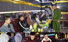 Bắt quả 16 nam, nữ thanh niên mở tiệc ma túy trong phòng VIP quán karaoke