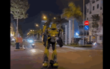 CLIP: "Robot khủng" lang thang ở Gò Vấp gây xôn xao cộng đồng mạng