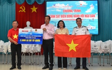 Thêm 4.000 lá cờ Tổ quốc đến với ngư dân tỉnh Tiền Giang