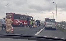 Xe khách va chạm xe quét đường trên cao tốc, 4 người bị thương