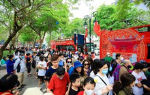 CLIP: Hàng ngàn người xếp hàng 4,5 tiếng để đi xe buýt 2 tầng ngắm Hà Nội