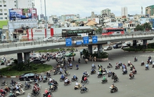 Sắp có dải phân cách di động tại chân cầu vượt Hàng Xanh