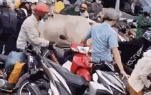 CLIP: Kinh hoàng con bò “đốn hạ nhiều người và xe máy ở Đồng Nai
