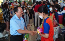 Hình ảnh đón đội tuyển bóng đá nữ Việt Nam tại Tân Sơn Nhất