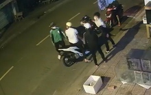 2 thiếu niên mặc quần áo chống nắng dùng dao chém người, cướp xe máy