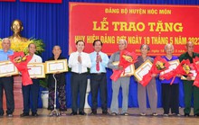 Lãnh đạo TP HCM trao Huy hiệu Đảng