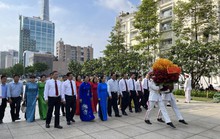 Lãnh đạo TP HCM dâng hoa, dâng hương tưởng niệm Chủ tịch Hồ Chí Minh