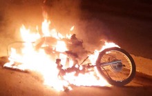 Thanh niên quê Đắk Lắk chửi bới, la hét rồi đốt xe máy tại Long An