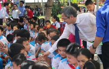 Ngành giáo dục chậm đấu thầu, học sinh Quảng Nam chưa được uống sữa học đường
