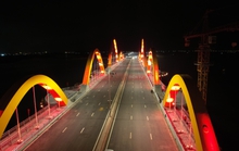 Nguồn sáng cho cây cầu Tình Yêu bị phá hoại, thiệt hại tiền tỉ