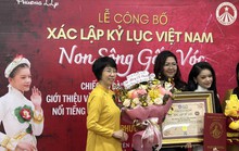 Chiếc áo dài Non sông gấm vóc nhận kỷ lục Việt Nam