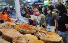Người nước ngoài mê tôm khô, cá khô Việt Nam