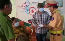Vợ chồng thai phụ cùng con gái 4 tuổi bị nhà xe bỏ rơi dọc đường