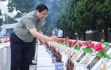 Thủ tướng Phạm Minh Chính dâng hương tưởng niệm các Anh hùng Liệt sĩ tại Nghĩa trang Liệt sĩ Vị Xuyên