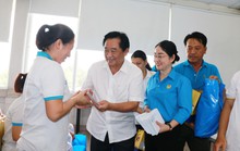 Lãnh đạo tỉnh Bình Dương thăm, tặng quà cho công nhân