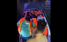 Cứu tàu du lịch chở 70 khách bị mắc cạn trên sông Hàn