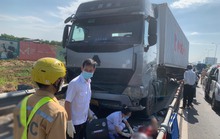 CLIP: Gặp nạn với container trên đường dẫn cao tốc ở TP HCM, 2 công nhân sắp cưới nhập viện