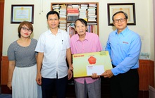 Mai vàng tri ân thăm, tặng quà nhà báo, nhà văn Văn Hiền