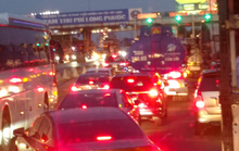Trạm thu phí tê liệt, đường cao tốc TP HCM - Long Thành - Dầu Giây ùn tắc nghiêm trọng
