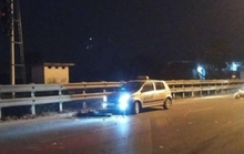 Bị tát, tài xế taxi lao ôtô vào xe máy để trả thù