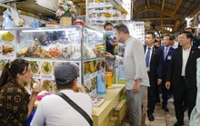 Thủ tướng Luxembourg dạo chợ Bến Thành