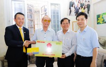 Mai Vàng tri ân thăm, tặng quà nhạc sĩ Lê Hàm