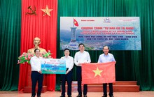 Trao 10.000 lá cờ Tổ quốc trên quê hương Bác