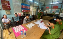 Công an TP HCM xử lý người dán quảng cáo hút hầm cầu