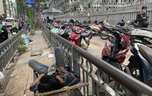 Cận cảnh vỉa hè TP HCM: Nhiều nơi bị xóa mờ!