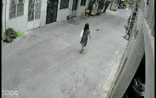 CLIP: Người phụ nữ mặc đầm đuổi theo xe máy trong hẻm, hô cướp, cướp