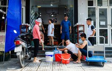 Người dân đi xin từng xô nước dưới cái nóng 40 độ C