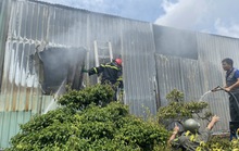 Cảnh sát đeo mặt nạ phòng độc dập đám cháy lớn kèm nổ ở quận 12