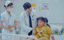 Bé gái nguy kịch vì ong đốt gần 20 mũi khi chơi gần nhà