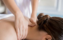 Xoa bóp và bấm huyệt sai cách, người phụ nữ bị biến chứng