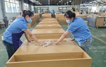 Xoay xở giữ việc cho công nhân