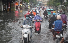 TP HCM mưa mù trời, nhiều nơi xe bơi trong nước