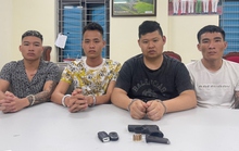Nam thanh niên mang súng quân dụng đạn  đã lên nòng để phòng thân