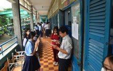TP HCM: 9 thí sinh thi lớp 10 phải nhờ cán bộ coi thi viết hộ