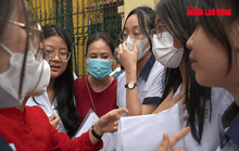 VIDEO: Vỡ òa cảm xúc sau khi thi môn ngữ văn